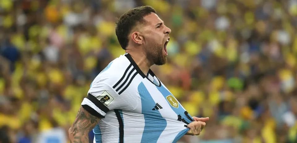 Futbolchi Argentina formasini tortib, baqirayotgan