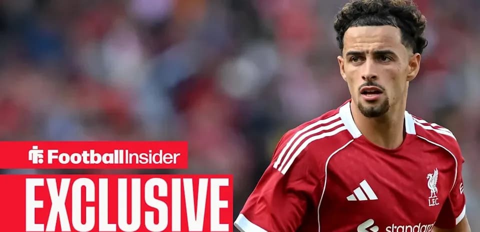Futbolchi Liverpool formasida maydonda harakatda