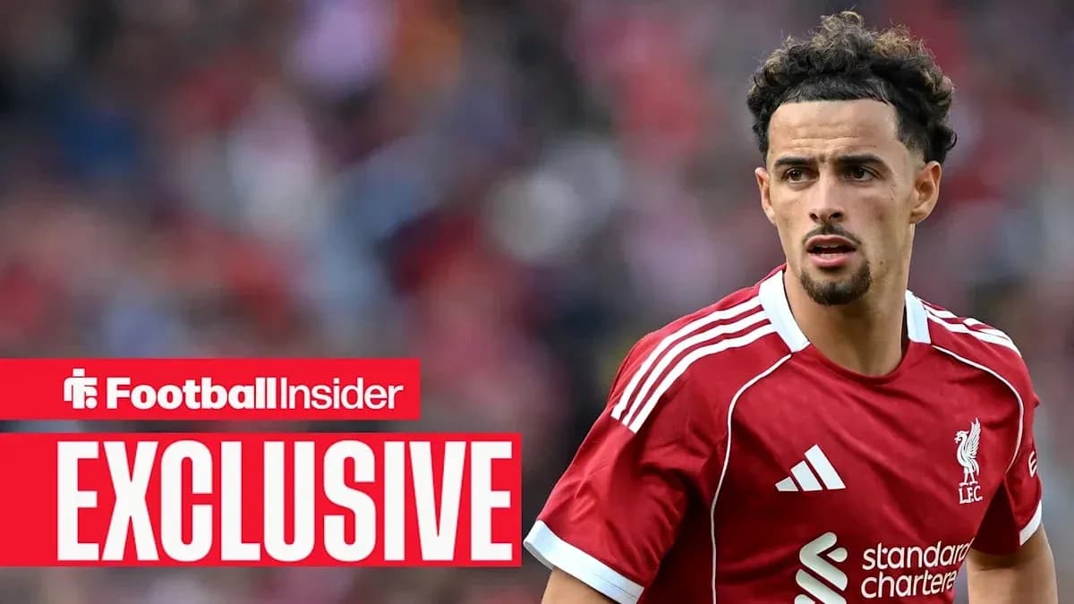 Futbolchi Liverpool formasida maydonda harakatda