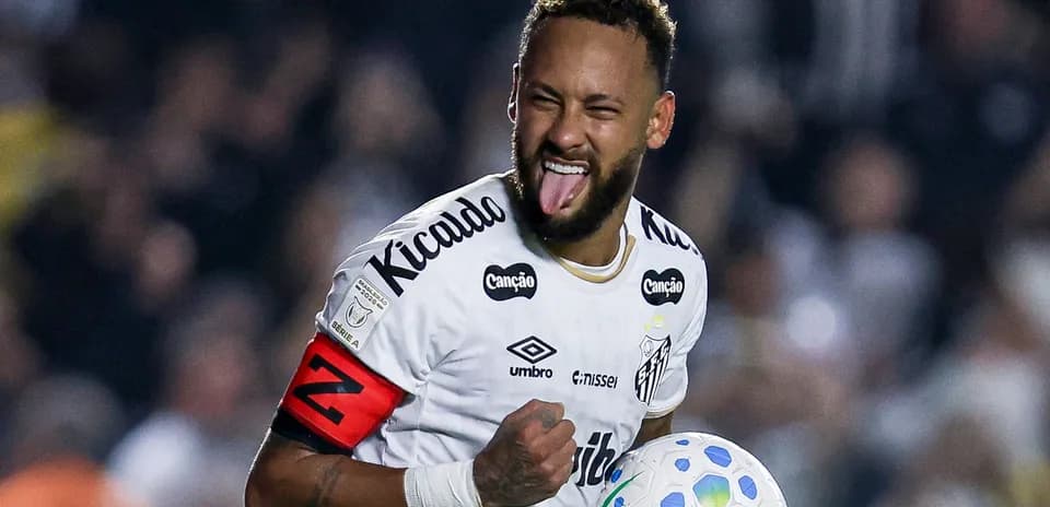 Futbolchi Neymar to'pni ushlab, quvonchda