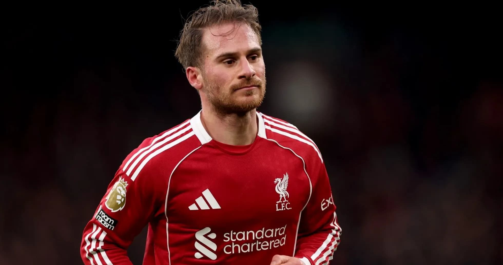 Futbolchi Liverpool formasida maydonda yurmoqda