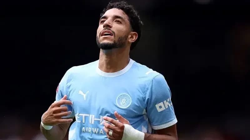 Futbolchi Manchester City formasida maydonda