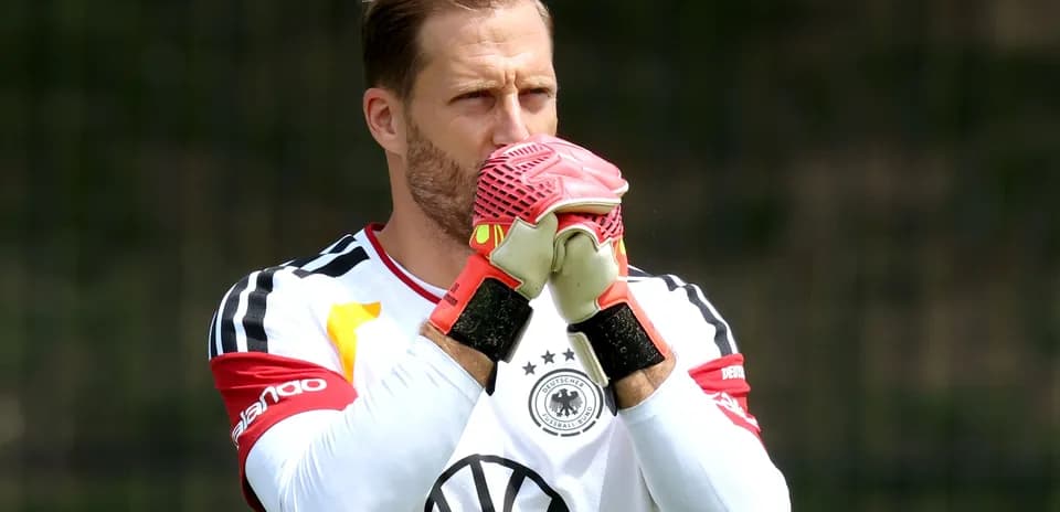 Goalkeeper in training with gloves and jersey