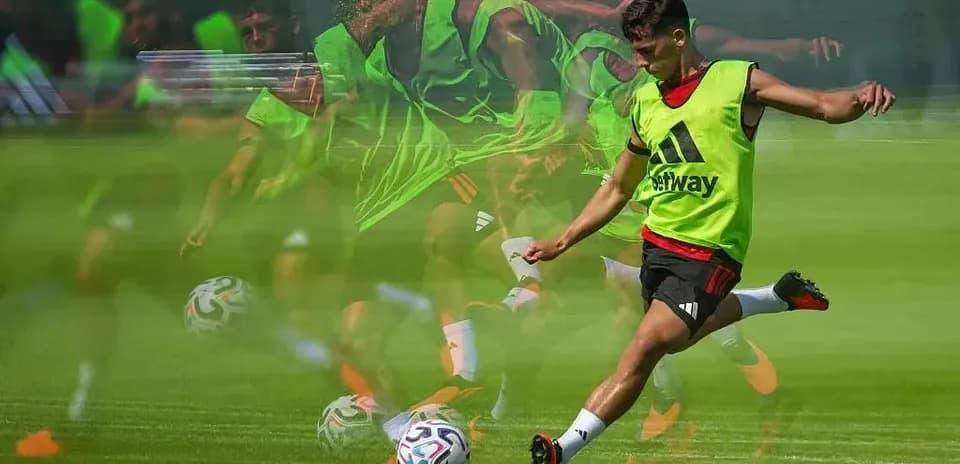 Futbolchi to'pni zarba berish harakatida