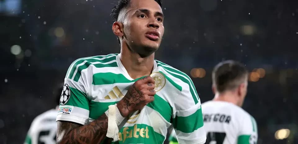 Futbolchi jamoa formasini kiygan, maydonda