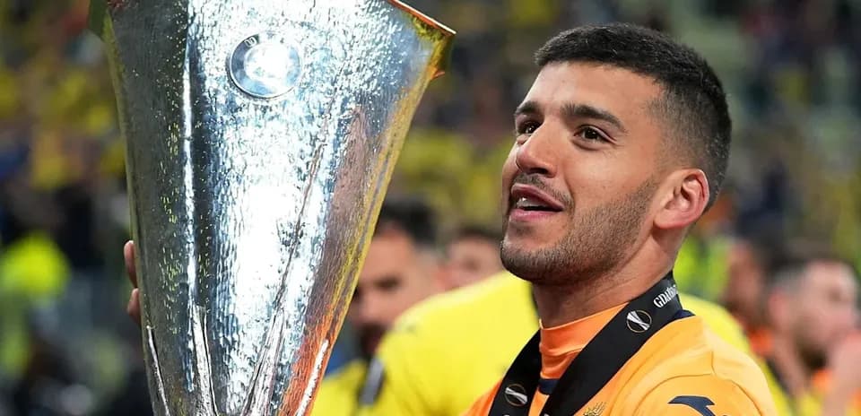 Futbolchi trophy bilan g'alaba qozongan holda