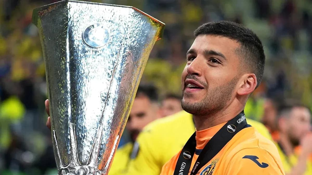 Futbolchi trophy bilan g'alaba qozongan holda