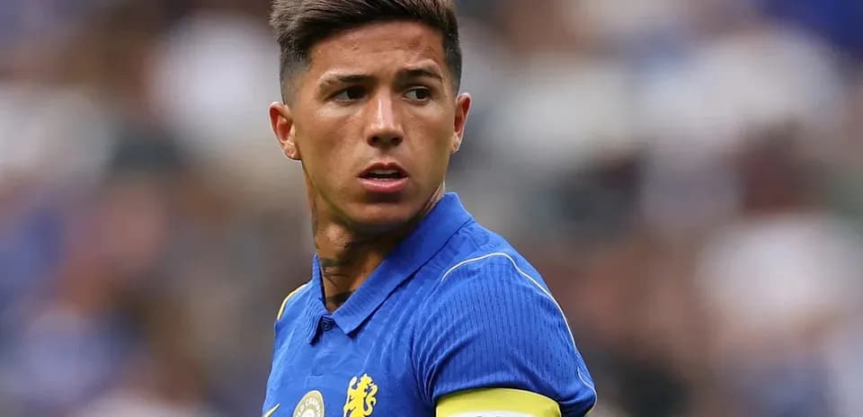 Futbolchi kapitan sifatida maydonda harakatda