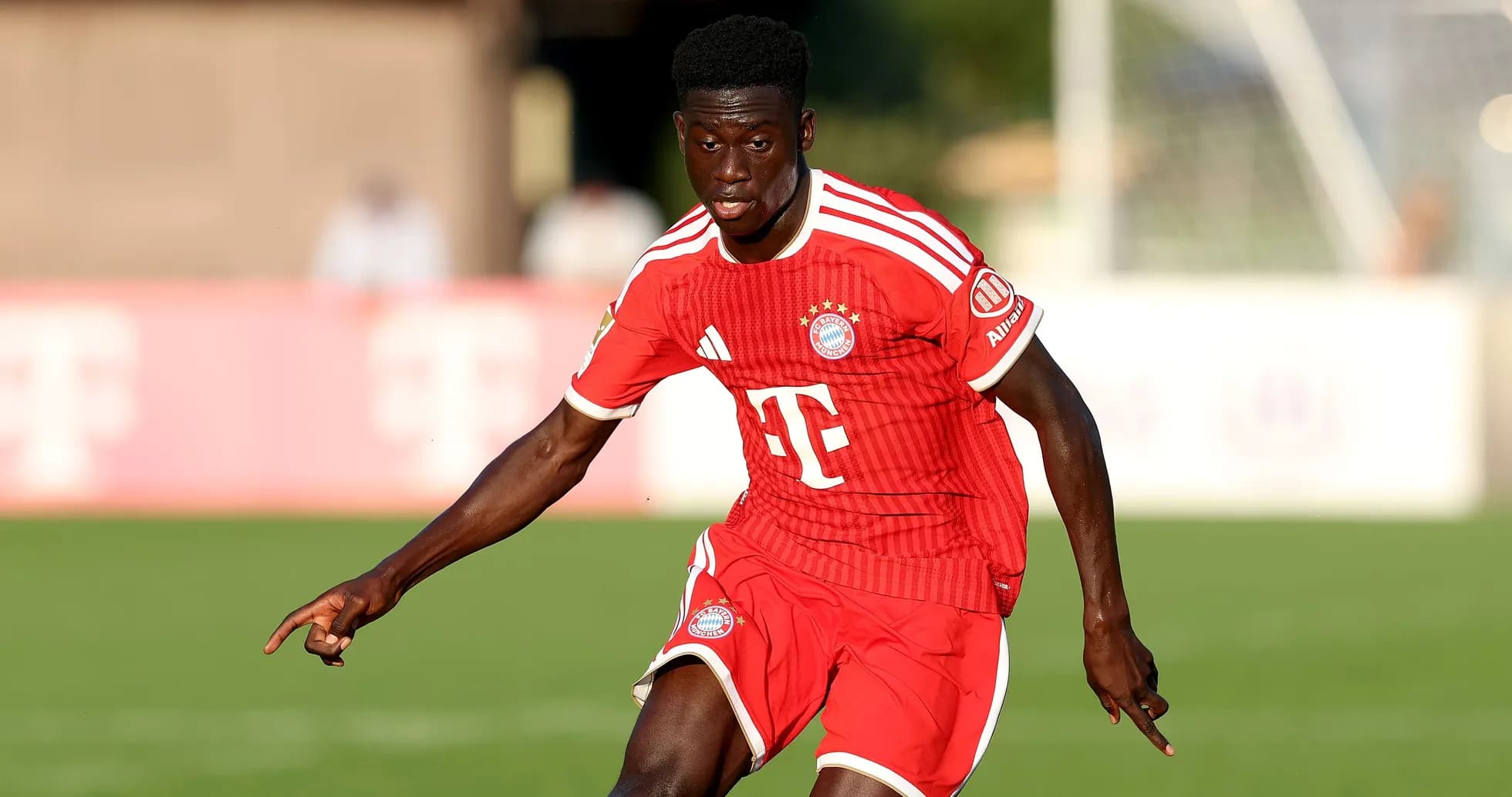 Futbolchi Bayern Munich formasida harakatda