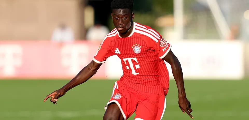 Futbolchi Bayern Munich formasida harakatda