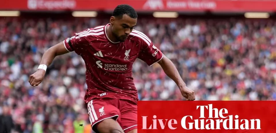 Futbolchi to'pni nazorat qilmoqda, Liverpool stadionida