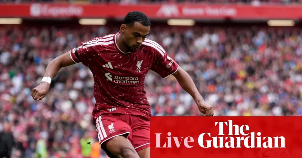 Futbolchi to'pni nazorat qilmoqda, Liverpool stadionida