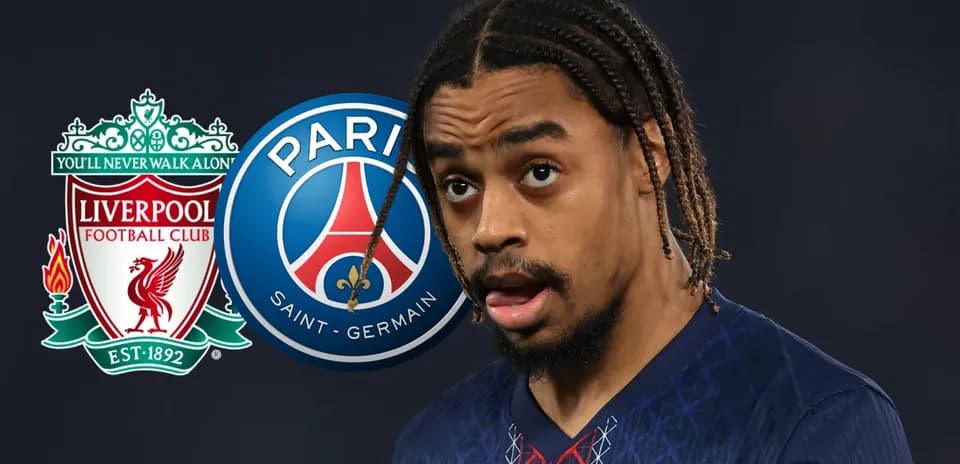 Futbolchi, Liverpool va PSG logotiplari fonida