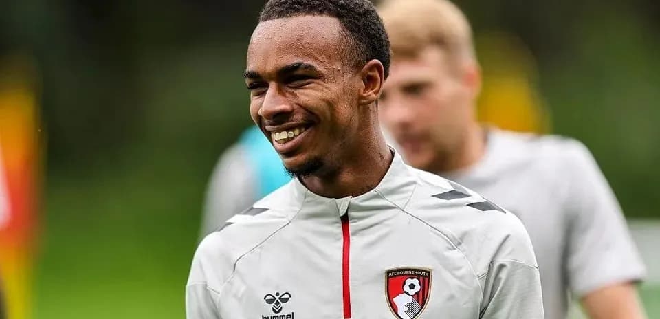 Futbolchi jamoa mashg'ulotida tabassum qilmoqda
