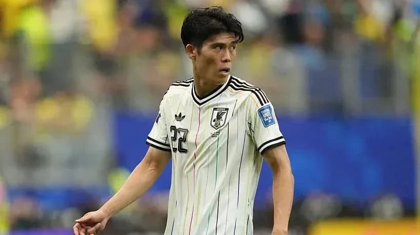 Futbolchining o'yinida Japoniya formasida o'yinchi