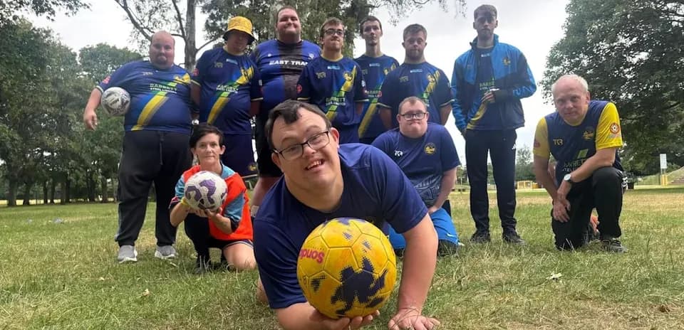 Jamoa futbol o'ynayotgan sportchilar guruhi