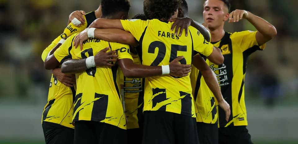 Futbolchilar g'alabadan so'ng bir-birini quchoqlamoqda