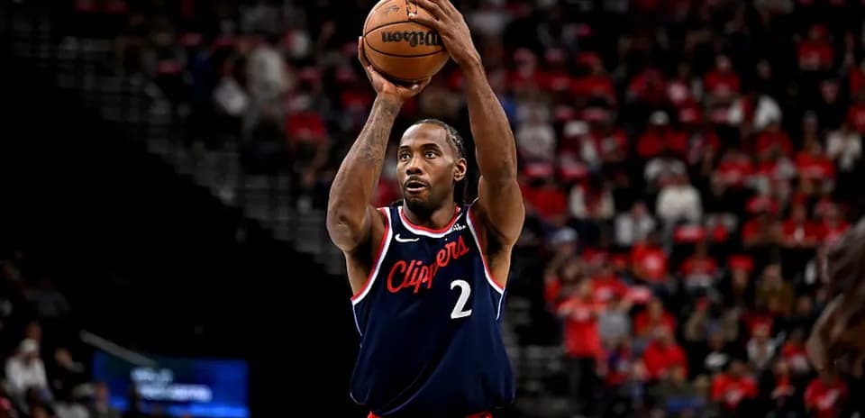 Kawhi Leonard shooting a basketball during game