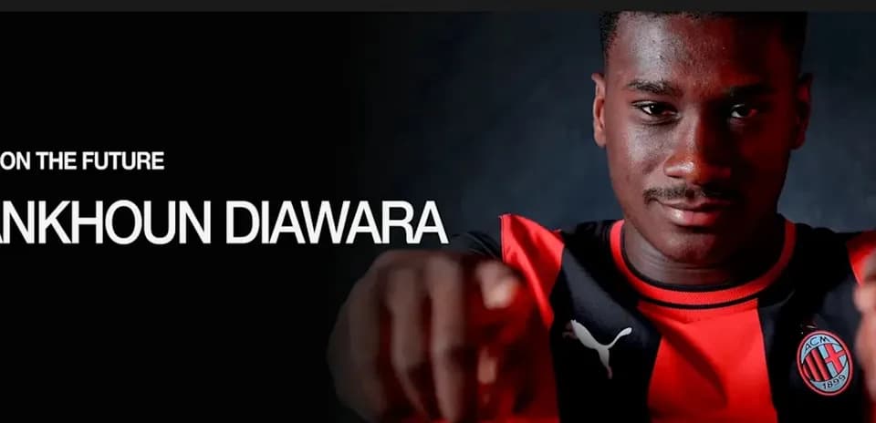 Futbolchi Sankhoun Diawara poz berib turibdi