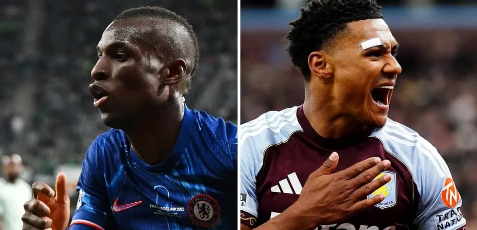 Ikkita futbolchi o'yin davomida nishonlayapti