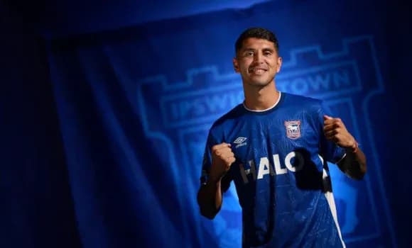 Futbolchi Ipswich Town formasida tabassum bilan turibdi