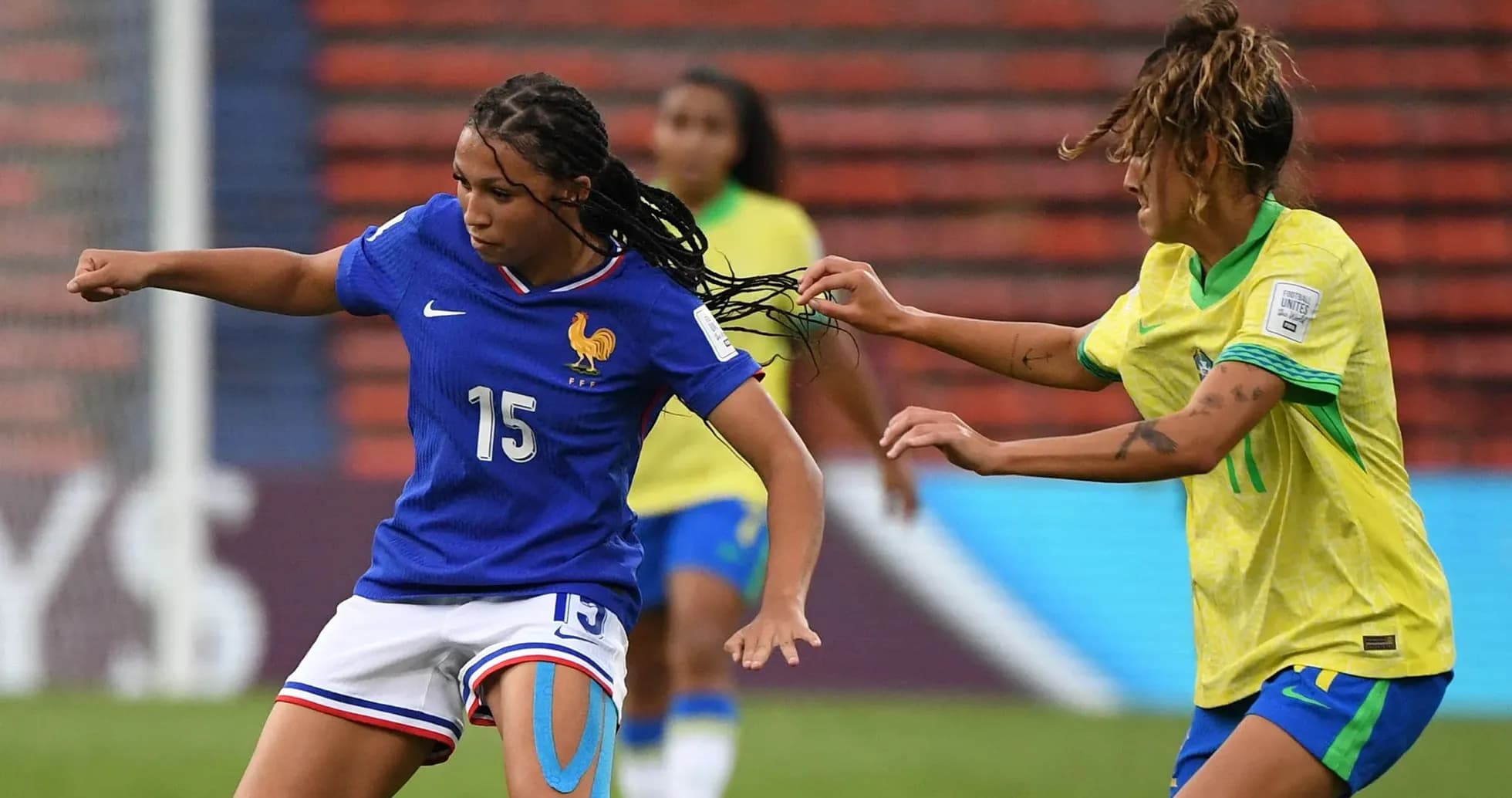 Fransiya va Braziliya o'yinchilari to'p uchun kurashmoqda