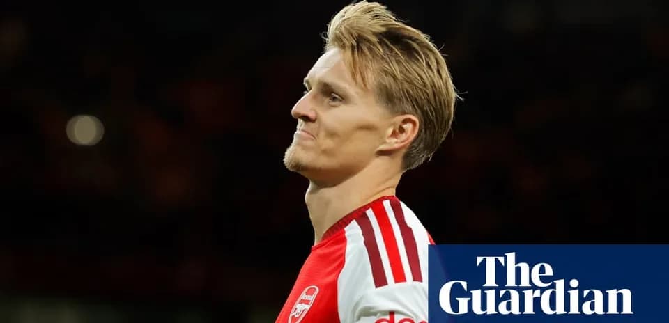 Futbolchi maydonida Arsenal formasida