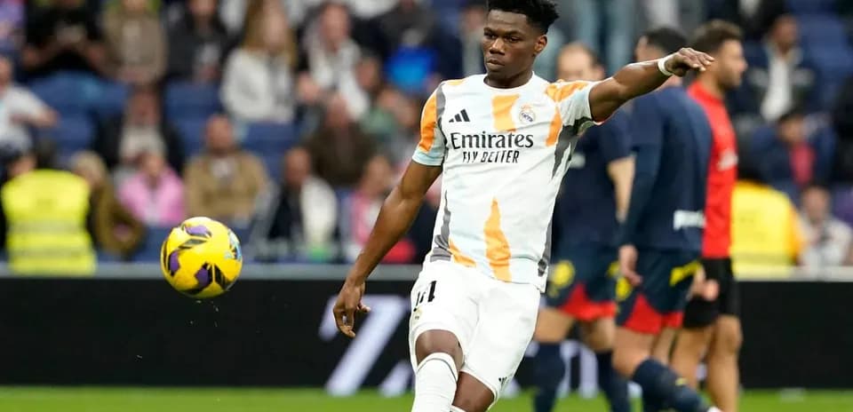 Futbolchi to'pni o'yin maydonida otmoqda