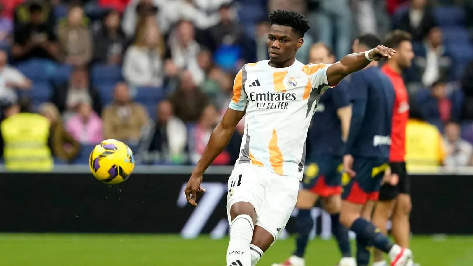 Futbolchi to'pni o'yin maydonida otmoqda