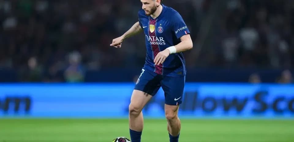 O'yinchi to'pni nazorat qilib yurmoqda, PSG formasida