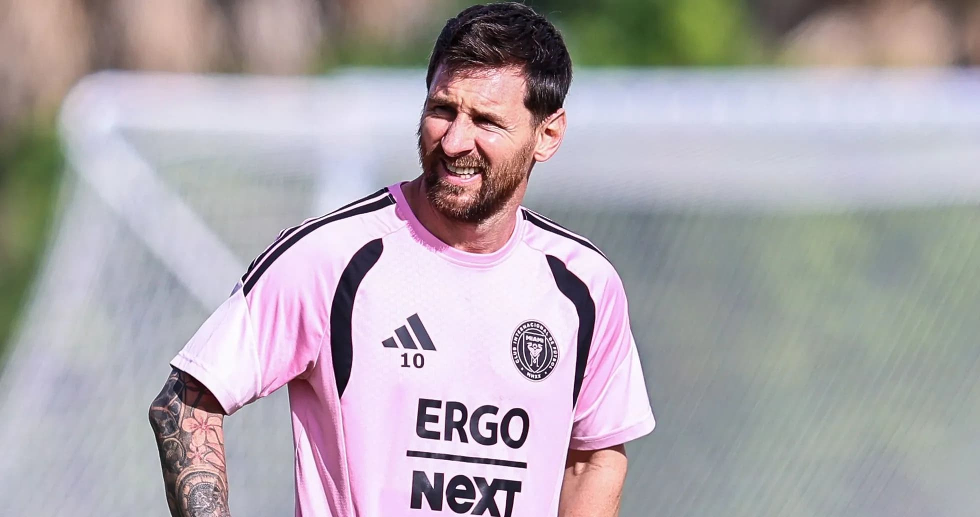 Futbolchi treningda rozov kiyimda mashg'ulot o'tmoqda