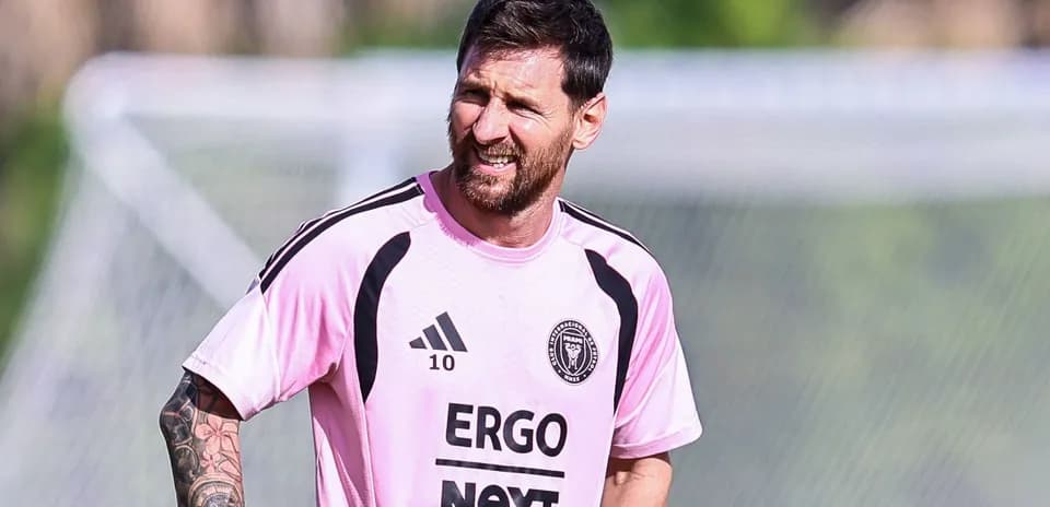 Futbolchi treningda rozov kiyimda mashg'ulot o'tmoqda