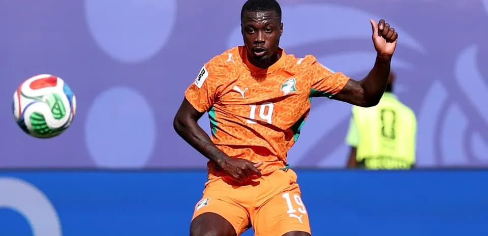 Futbolchi to'pni ushlab olishga harakat qilmoqda