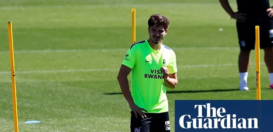 Futbolchi mashg'ulotda, rangli forma kiygan