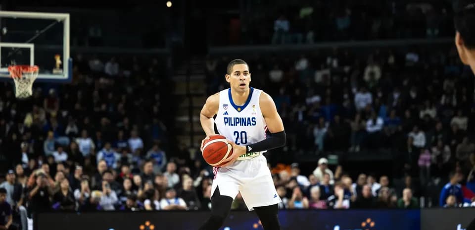 Basketball player from Pilipinas preparing to pass