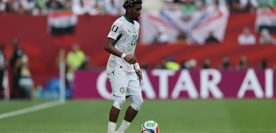 Futbolchi to'pni boshqarayotgan paytda