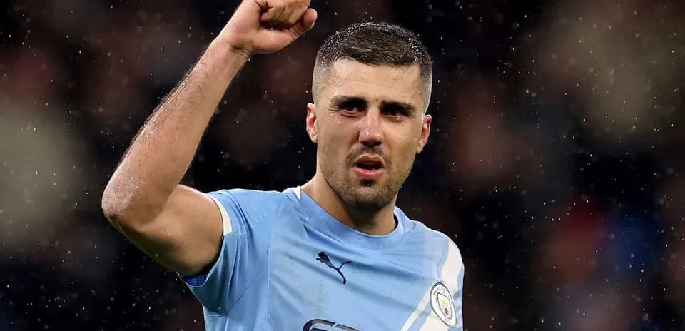 Futbolchi g'alabani nishonlayapti, Manchester City formasida