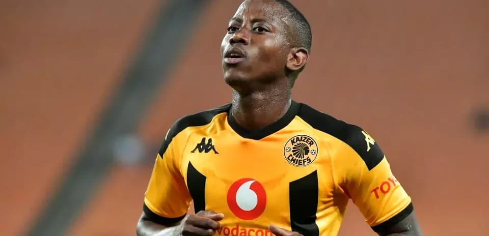 Futbolchi Kaizer Chiefs formasida o'yin davomida