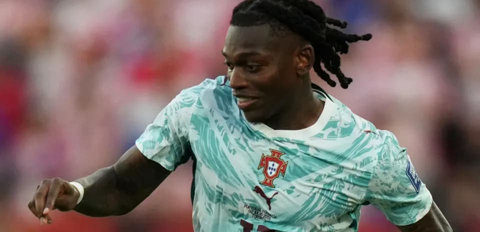 Portugaliya futbolchisi maydon bo'ylab yugurmoqda