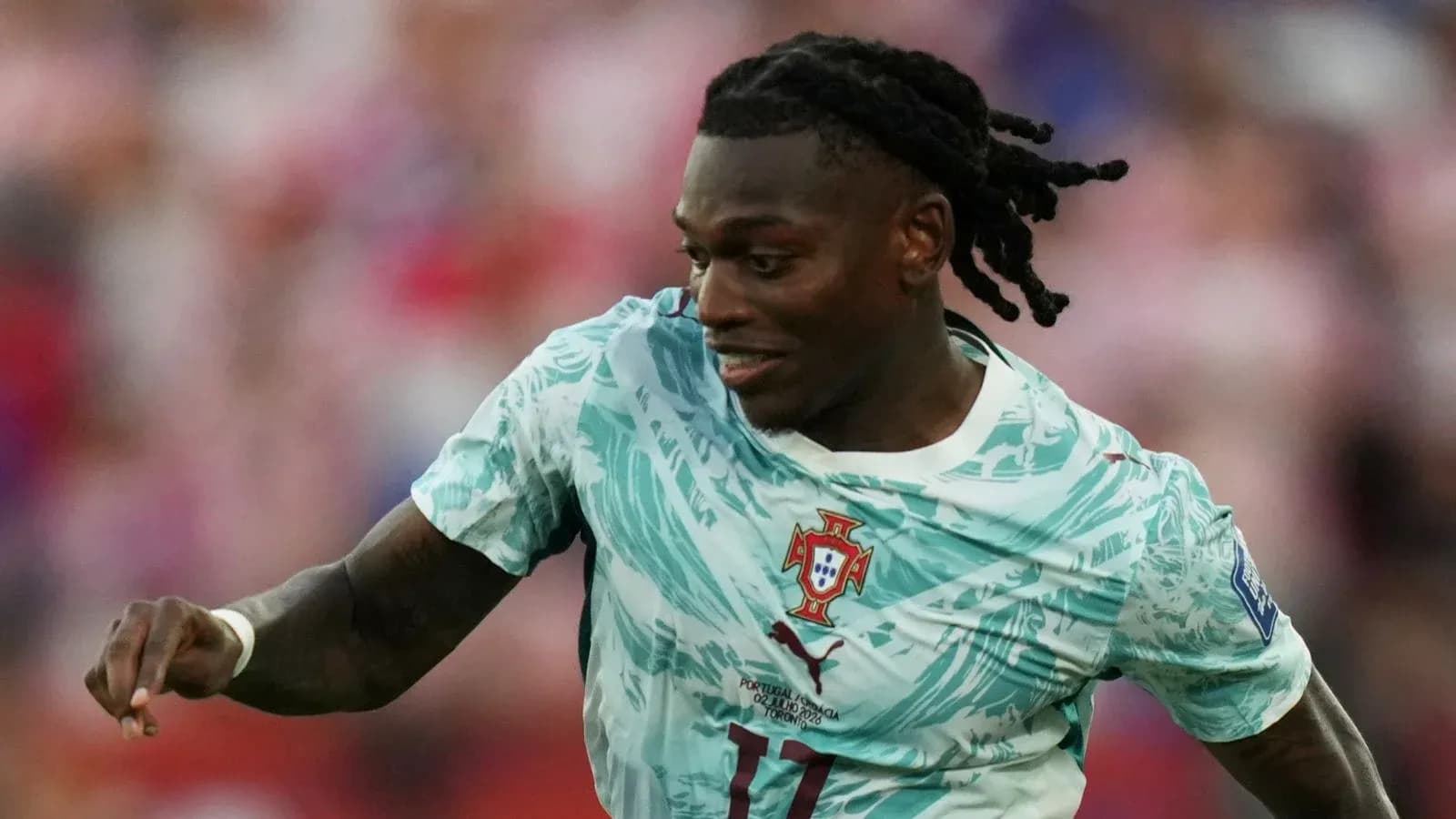 Portugaliya futbolchisi maydon bo'ylab yugurmoqda