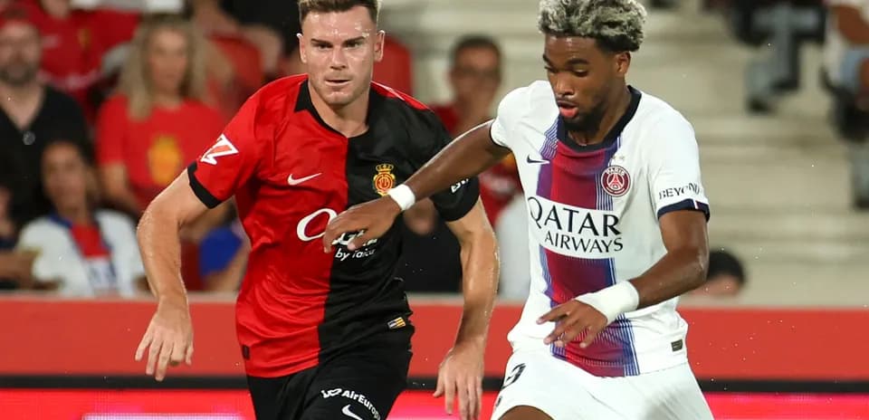 Dua futbolchi to'pni olib borayotgan payt