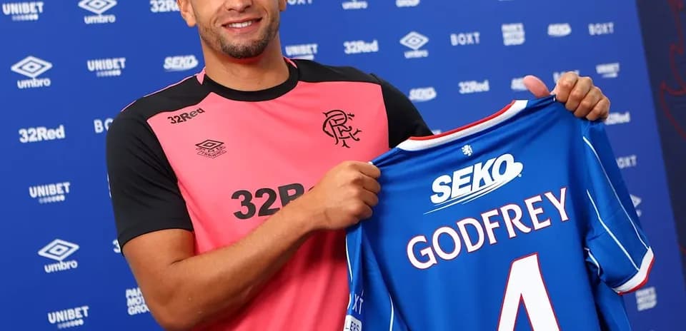 Futbolchi Godfrey yangi formasi bilan suratga tushmoqda