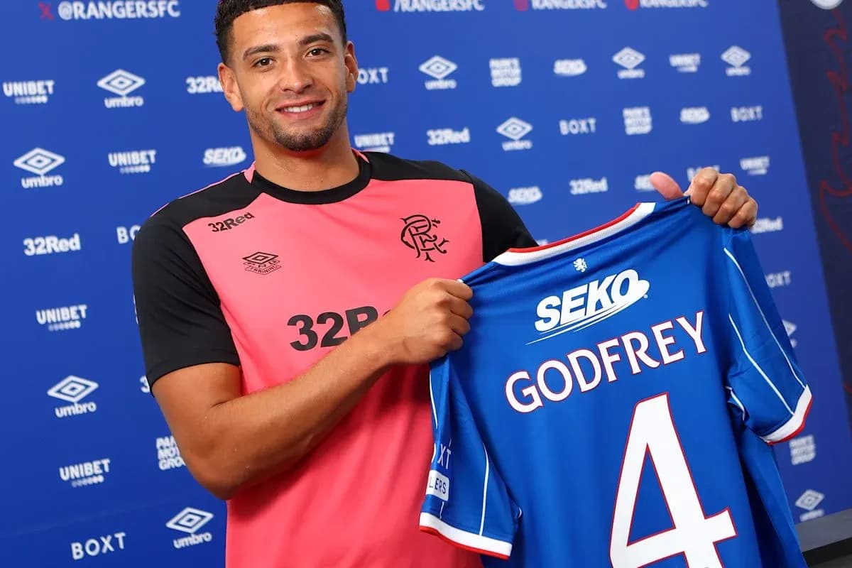 Futbolchi Godfrey yangi formasi bilan suratga tushmoqda