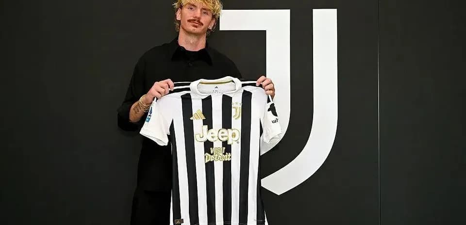 Futbolchi Juventus formasini ushlab turibdi