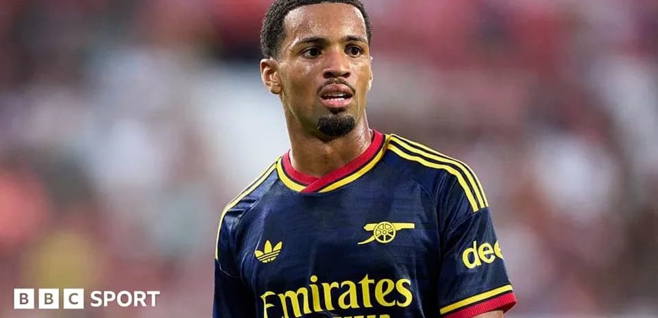 Futbolchi maydonda Arsenal formasida