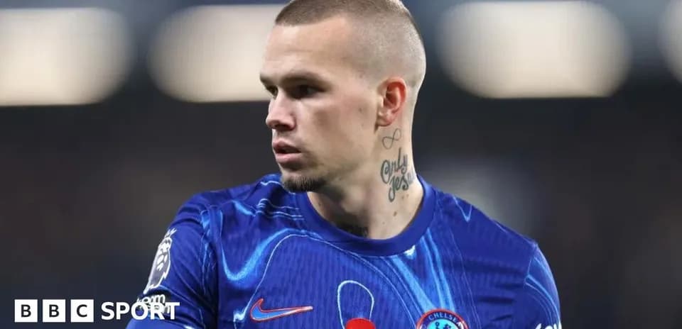 Futbolchi Chelsea formasi bilan maydonda