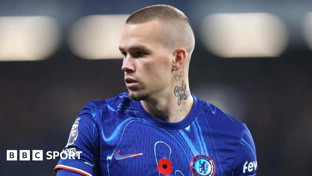 Futbolchi Chelsea formasi bilan maydonda