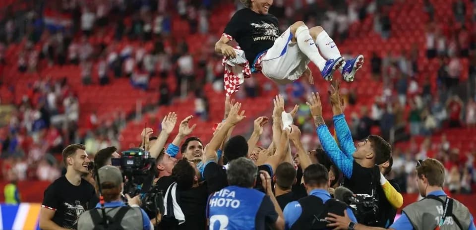 Futbolchilar g'alaba nishonlayotgan paytda