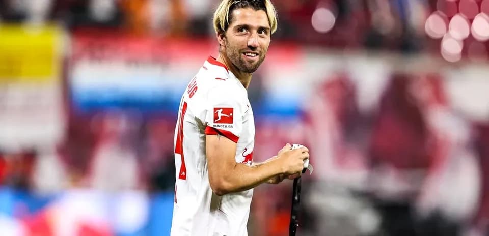 Futbolchi maydonda ko'rsatma berayotgan paytda