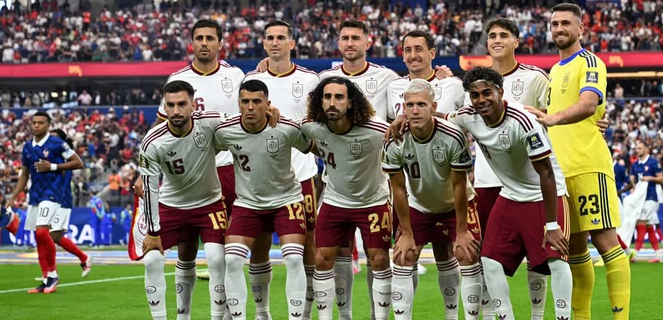 Ispaniya futbol jamoasi maydonda saf tortgan